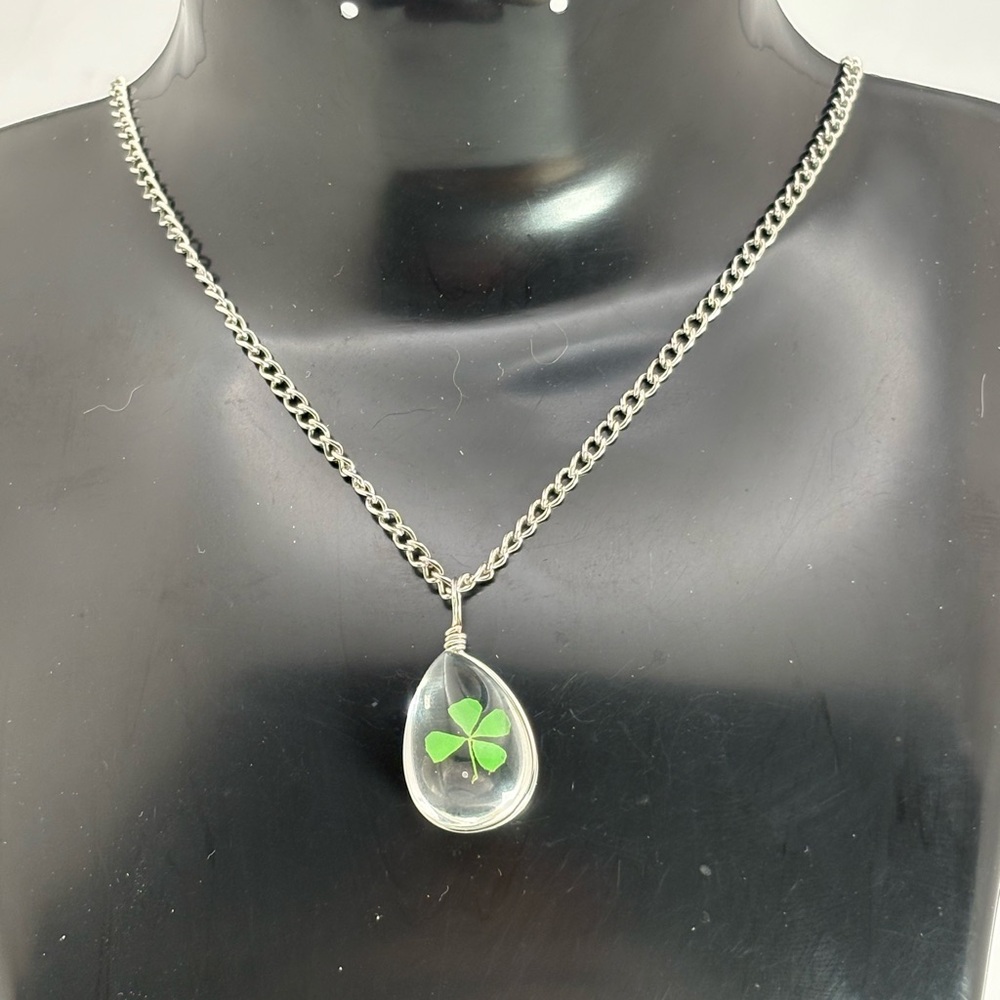 🍀 Four Leaf Clover Resin Pendant Necklace – New